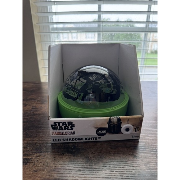 Disney's Mandalorian LED Christmas Projector 4 color Lights Star Wars Yoda New - Picture 2 of 7